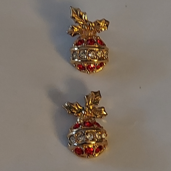 Avon Vintage Christmas Earrings - Picture 1 of 10